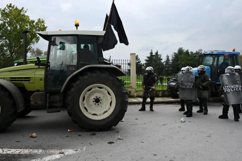 Αγρότες: Δικογραφία εις βάρος του οδηγού τρακτέρ που κινήθηκε κατά των αστυνομικών – Κλιμακώνουν τις κινητοποιήσεις
