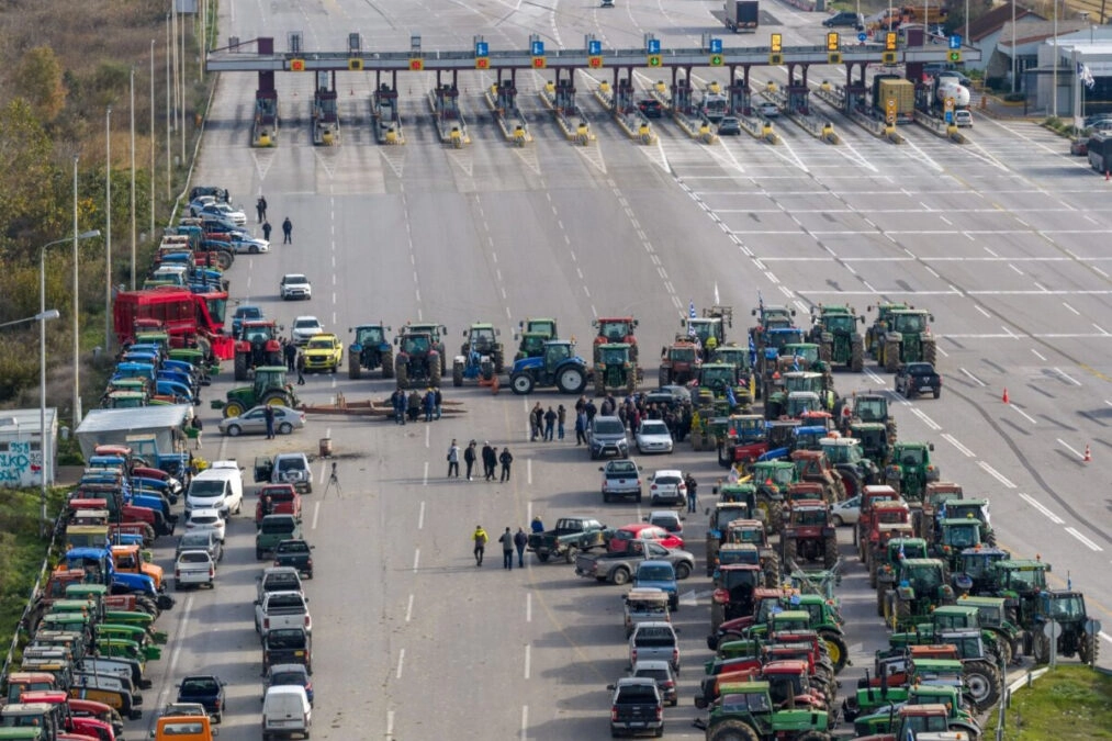 Αγροτικές κινητοποιήσεις: Συνεχίζουν τις διαμαρτυρίες με μπλόκα σε διόδια και τελωνεία