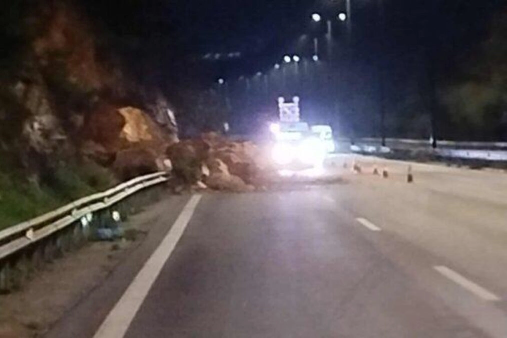 Λεωφόρος Αθηνών: Διακοπή κυκλοφορίας λόγω προβλημάτων από την κακοκαιρία