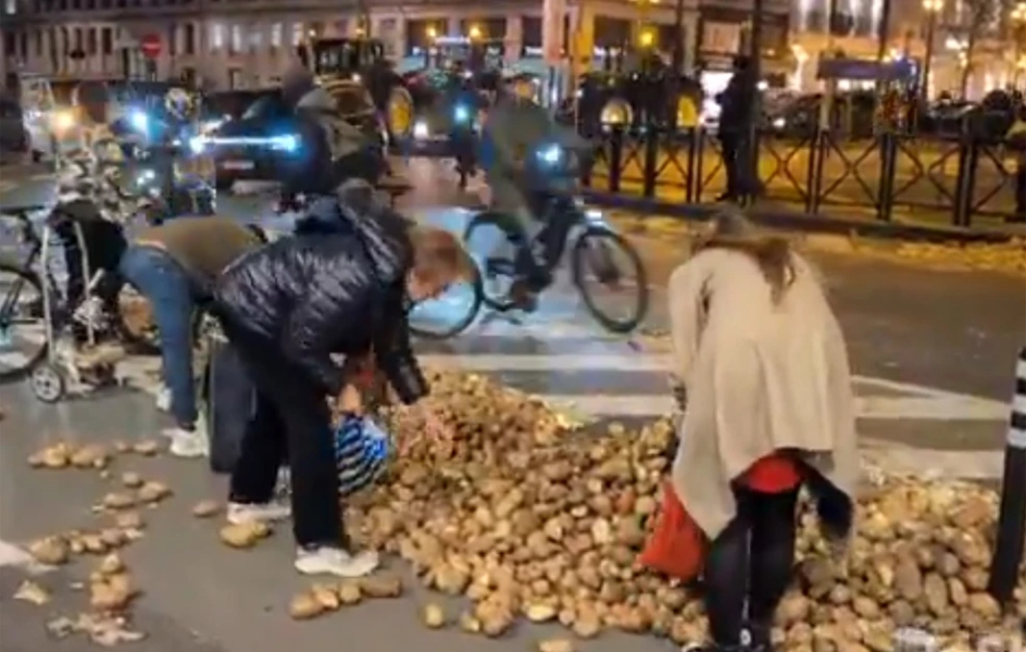 Μετά τις κινητοποιήσεις των αγροτών, κάτοικοι των Βρυξελλών μαζεύουν πατάτες από τους δρόμους