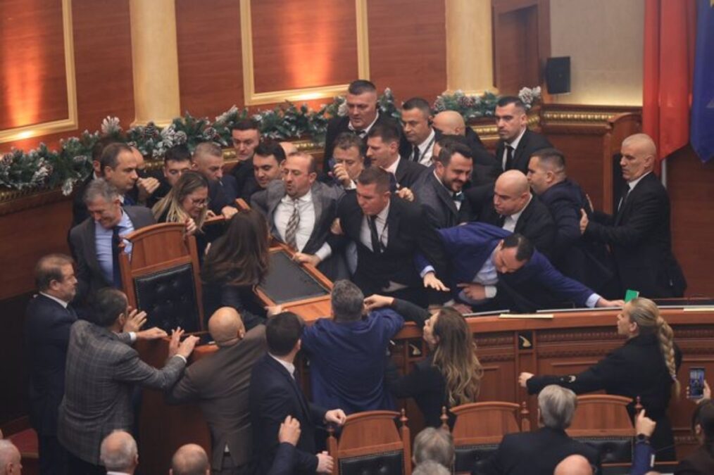 Αλβανία: Χάος στο κοινοβούλιο – Πιάστηκαν στα χέρια και άναψαν φωτοβολίδες