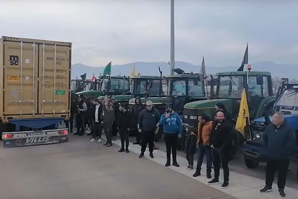 Αγρότες: Άνοιξαν τα διόδια, έκρυψαν τις κάμερες και μοίρασαν μήλα και χαλβά