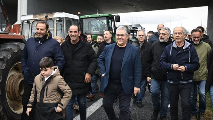 Στο μπλόκο της Νίκαιας ο Κουτσούμπας – «Στηρίζουμε τον αγώνα των αγροτών»