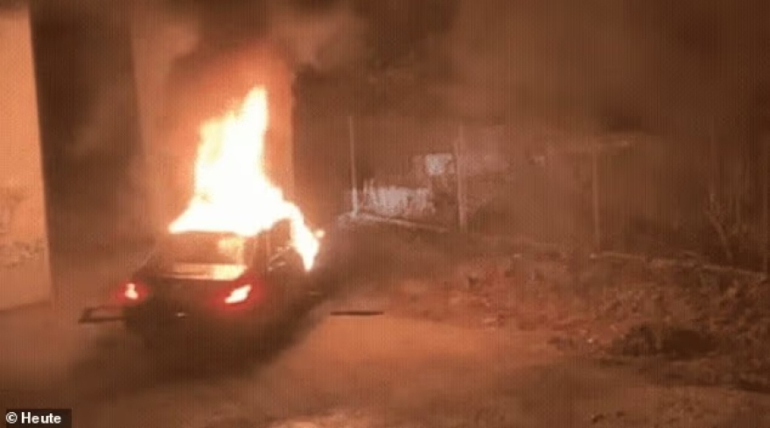 Στιγμιότυπο με την Mercedes του 21χρονου Κουζμίν στις φλόγες