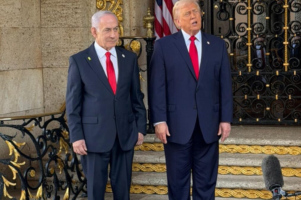Αν το Ιράν επιχειρήσει να εξοπλιστεί ξανά θα το τσακίσουμε, απειλεί ο Τραμπ με τον Νετανιάχου στο πλευρό του