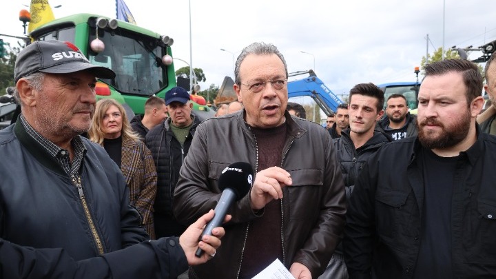 Στο μπλόκο των αγροτών στα Πράσινα Φανάρια ο πρόεδρος του ΣΥΡΙΖΑ-ΠΣ Σωκράτης Φάμελλος
