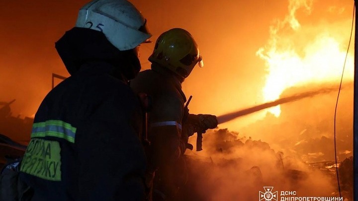 Πυρκαγιά στον μεγαλύτερο τερματικό σταθμό φυτικών ελαίων της Οδησσού, μετά τα ρωσικά πλήγματα