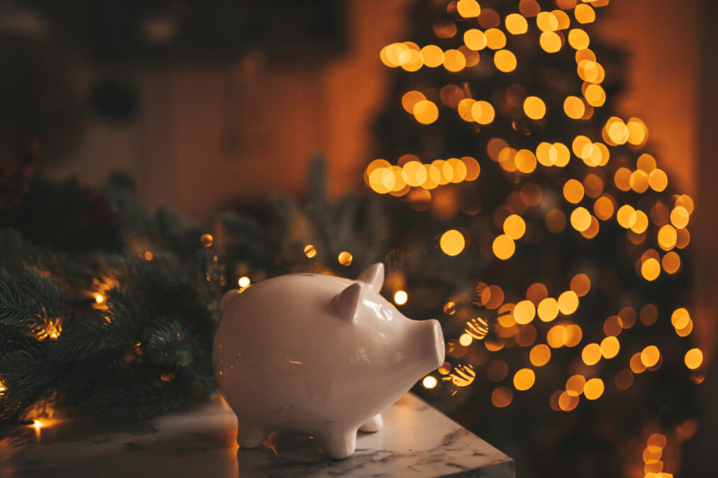 ΔΥΠΑ: Πότε πληρώνονται επιδόματα, παροχές και το δώρο Χριστουγέννων