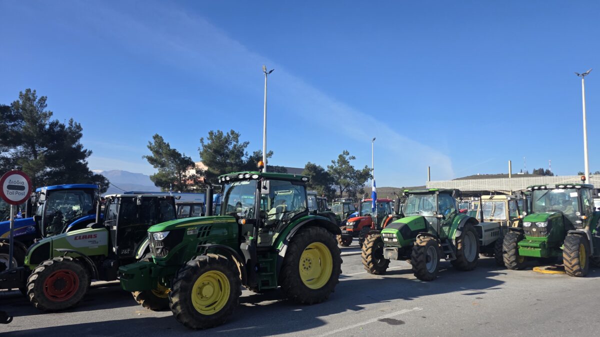 Έξω από το λιμάνι της Θεσσαλονίκης οι αγρότες, στόχος ο τρίωρος αποκλεισμός -Αστυνομικές δυνάμεις στο σημείο