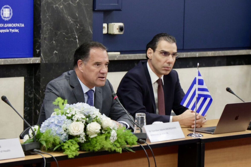 Άδωνις Γεωργιάδης: Επισκέφτηκε εφημερεύοντα νοσοκομεία και μοίρασε γλυκά σε εργαζόμενους και ασθενείς