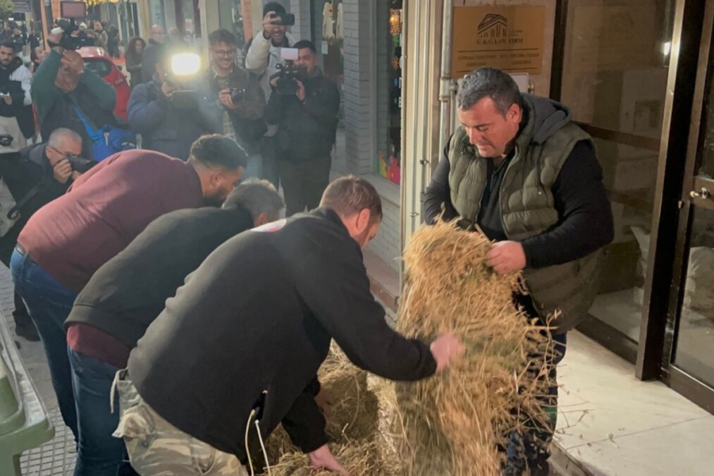 Λάρισα: Διαμαρτυρία αγροτών έξω από τα γραφεία βουλευτών – Έριξαν σανό