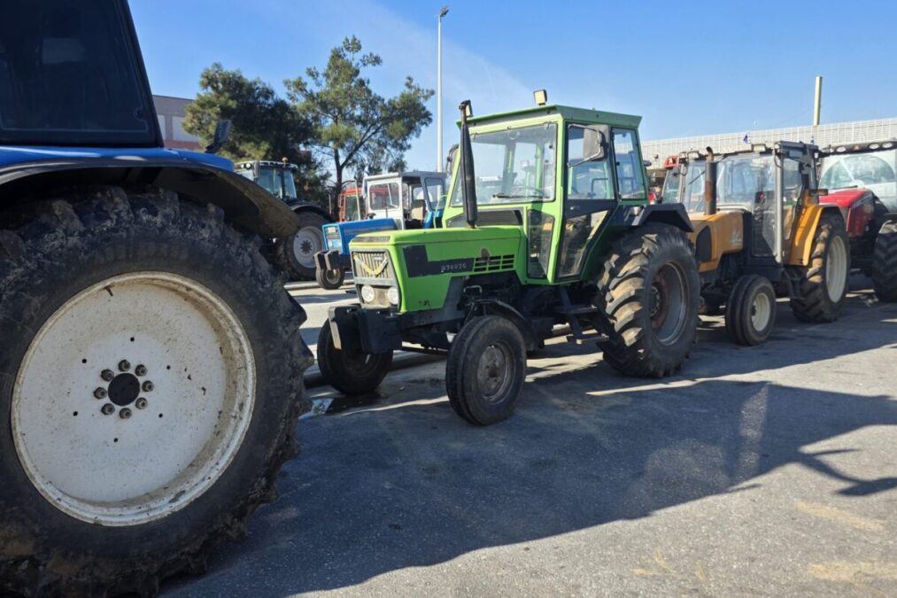 Αγροτικές κινητοποιήσεις: Πυρά από την αντιπολίτευση, πιέσεις από τους βουλευτές για άμεσες λύσεις