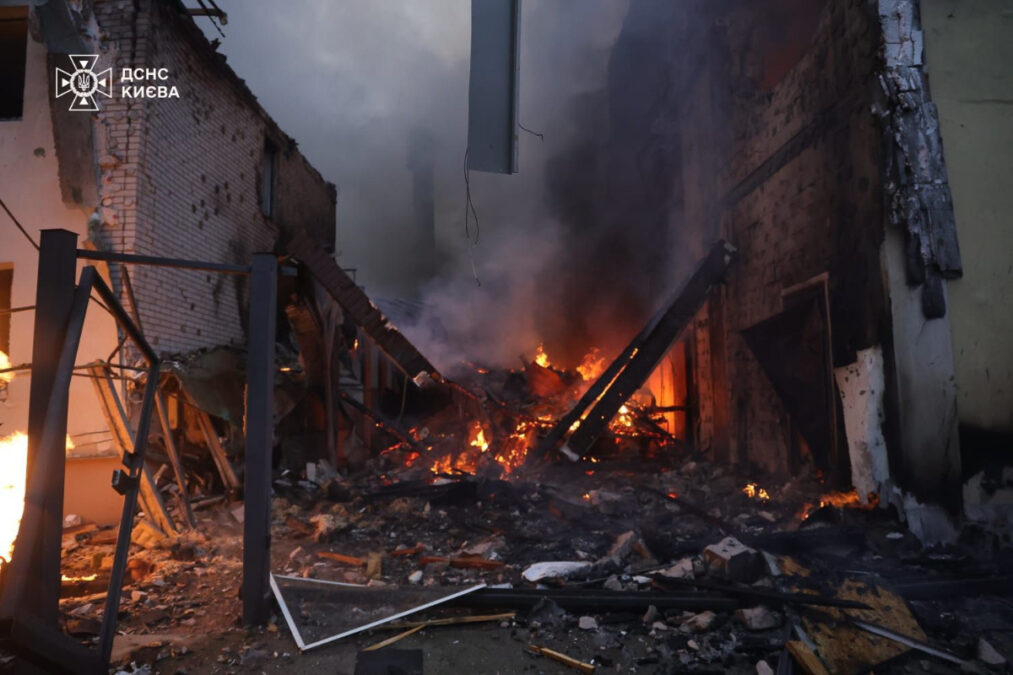 Ζελένσκι: Ρωσικές επιθέσεις στο Κίεβο πριν από τη συνάντηση με Τραμπ – Συνομιλίες με Ευρωπαίους στον Καναδά