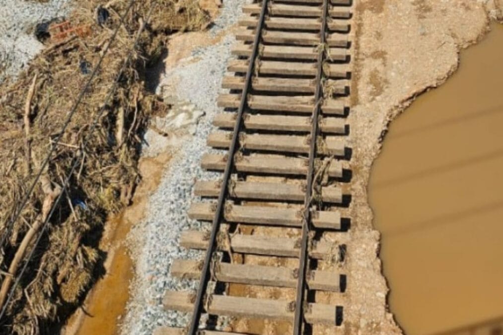 Hellenic Train: Διακόπηκαν τα δρομολόγια Αθήνα-Θεσσαλονίκη λόγω υπερχείλισης του ποταμού Ενιπέα