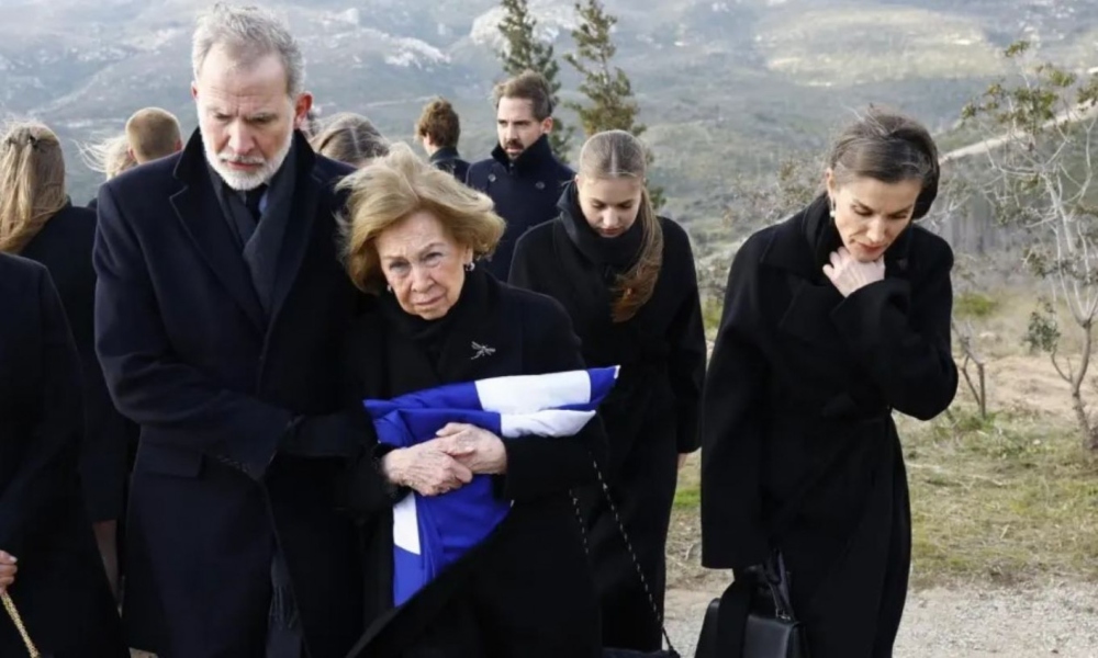 Η βασιλομήτωρ Σοφία έχει στο πλευρό της τον βασιλιά της Ισπανίας Φελίπε και την βασίλισσα, Λετίθια. EFE