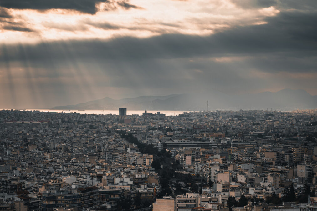 Καιρός: Ανεβαίνει κι άλλο η θερμοκρασία – Τοπικές βροχές στα νησιά και τη Θράκη