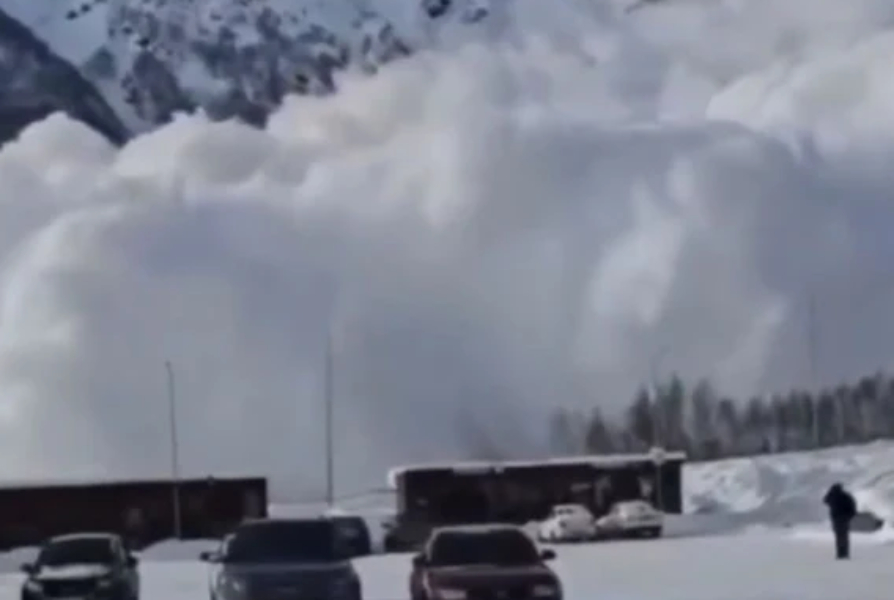 Τεράστια χιονοστιβάδα σαρώνει χιονοδρομικό κέντρο στη Ρωσία – Καταστρέφει τα πάντα στο πέρασμά της (βίντεο)