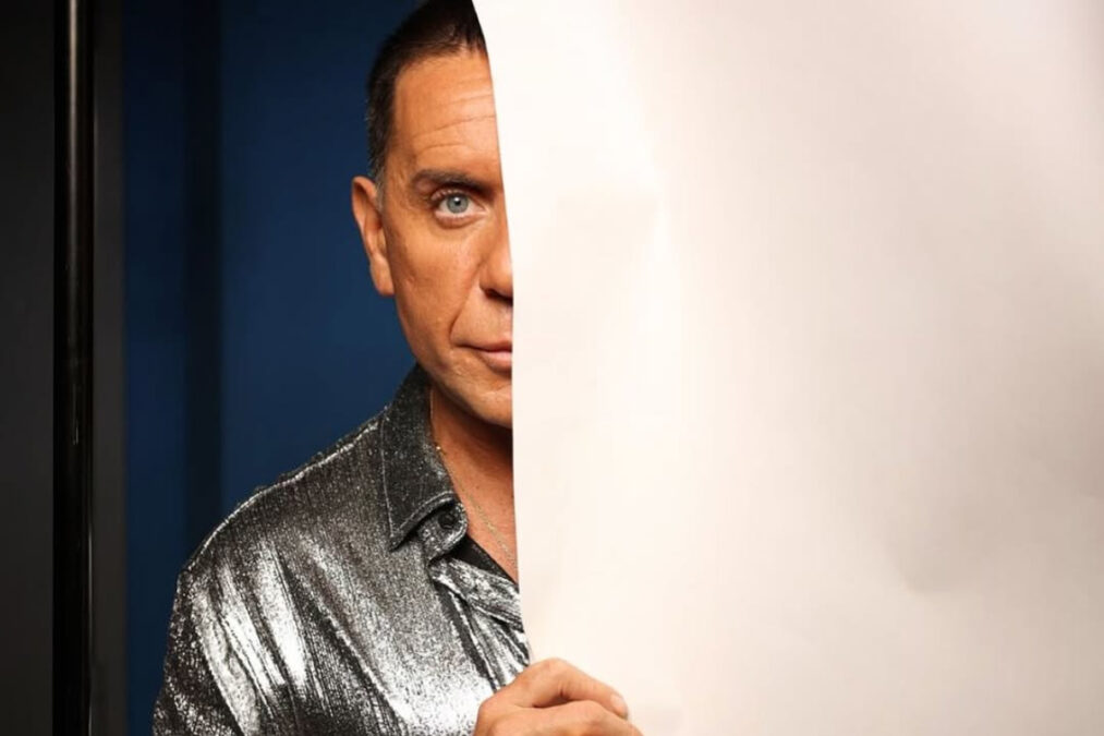 Γιώργος Μαζωνάκης: Κέρασε σφηνάκια τον κόσμο που περίμενε έξω από το μαγαζί που εμφανίζεται