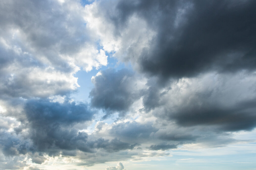 Καιρός: Συννεφιά με άνοδο της θερμοκρασίας – Βροχές και καταιγίδες σε πολλές περιοχές