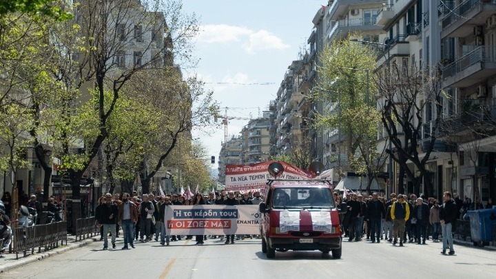 Πορεία στη μνήμη των θυμάτων των Τεμπών – Έγραψαν συνθήματα στο άγαλμα του Ελ. Βενιζέλου