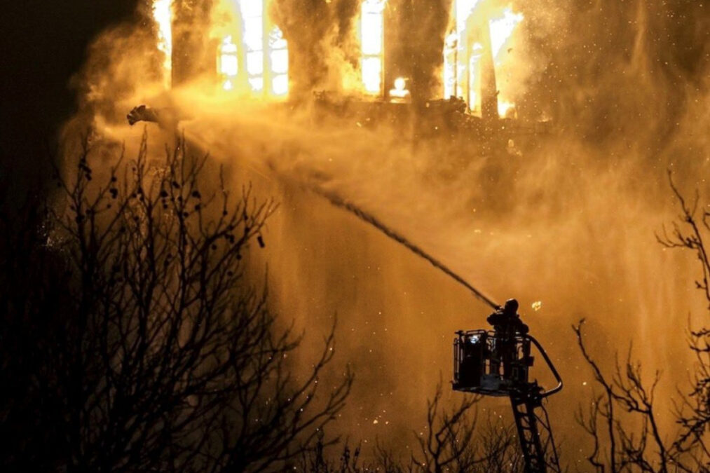 Ολλανδία: Πυρκαγιά κατέστρεψε εκκλησία του 19ου αιώνα – Δύο νεκροί από πυροτεχνήματα