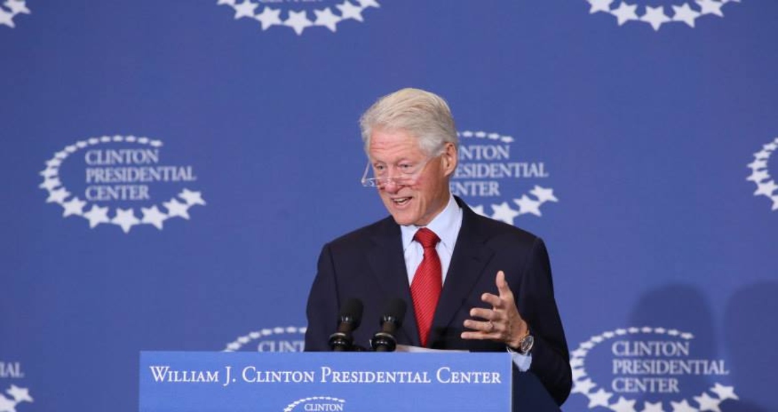 Υπόθεση Επστάιν: Ο Μπιλ Κλίντον καταθέτει για τη σύνδεσή του με τον χρηματιστή παιδόφιλο