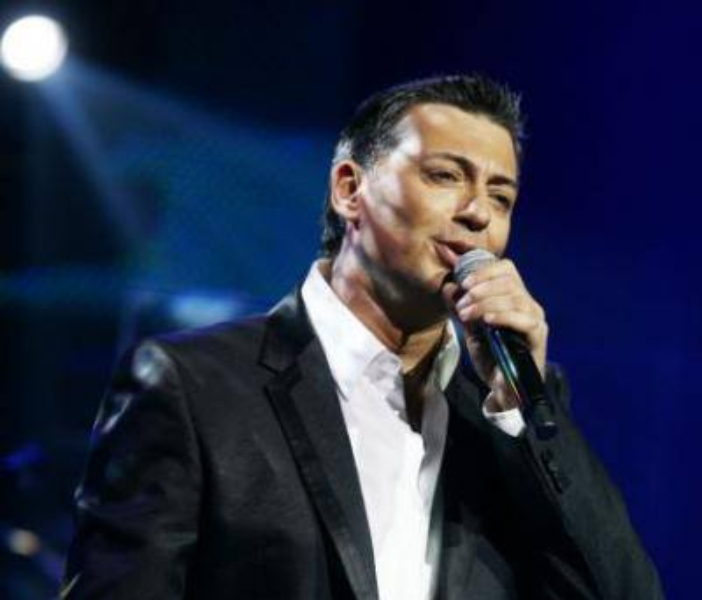 Νίκος Μακρόπουλος: Στο νοσοκομείο με πνευμονία ο τραγουδιστής