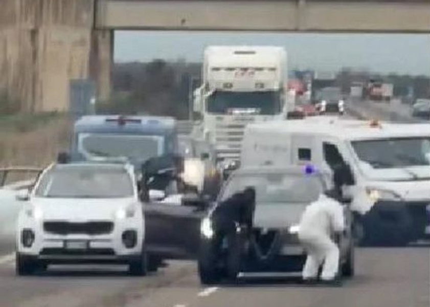 Ιταλία: Ένοπλοι ανατίναξαν βαν χρηματαποστολής και επιχείρησαν να το ληστέψουν 