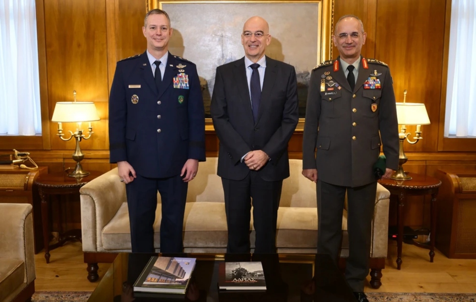 Συνάντηση Δένδια με τον ανώτατο διοικητή των ευρωπαϊκών δυνάμεων του ΝΑΤΟ