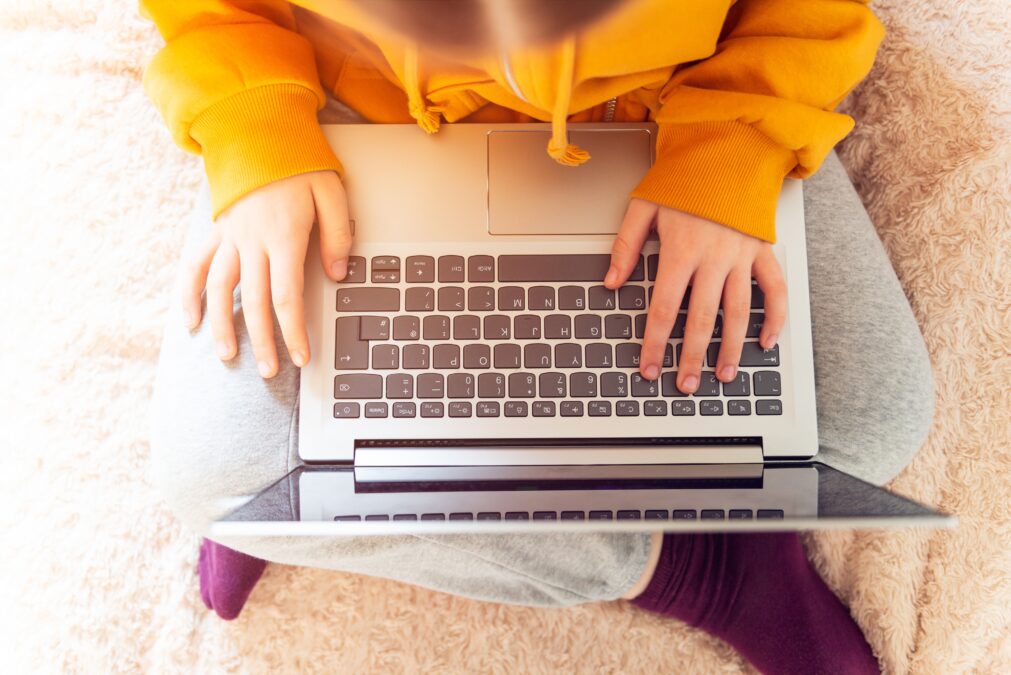 Η αρχή του βέλτιστου συμφέροντος του παιδιού στην εποχή των αλγορίθμων: Νομικές υποχρεώσεις της Πολιτείας για την προστασία ανηλίκων κάτω των 15 ετών στα μέσα κοινωνικής δικτύωσης