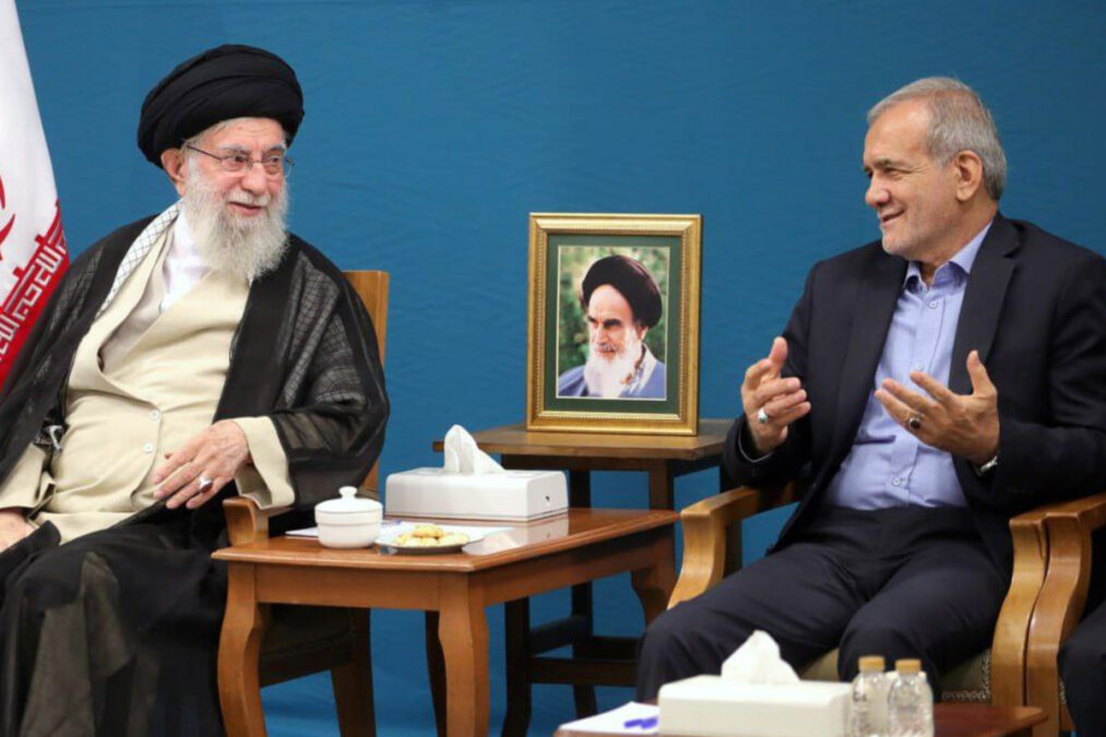 Ιράν: «Ο αγιατολάχ Αλί Χαμενεΐ και ο Πεζεσκιάν είναι ασφαλής», δήλωσε αξιωματούχος του ΥΠΕΞ