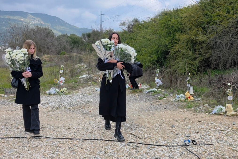 Τέμπη: Οργή και συγκίνηση στο μνημόσυνο που τελέστηκε στο σημείο της τραγωδίας