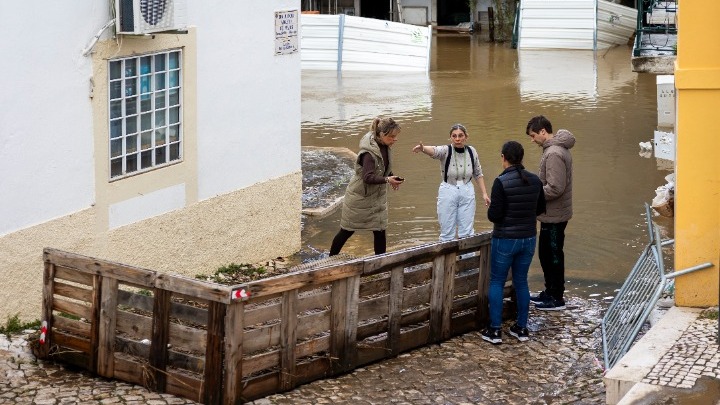Ένας πυροσβέστης νεκρός από τις πλημμύρες στην Πορτογαλία, νέες ισχυρές βροχοπτώσεις και στην Ισπανία