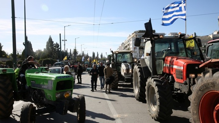 Αποχώρησαν τα τρακτέρ από το Σύνταγμα – Κανονικά διεξάγεται η κυκλοφορία στην Αθήνα