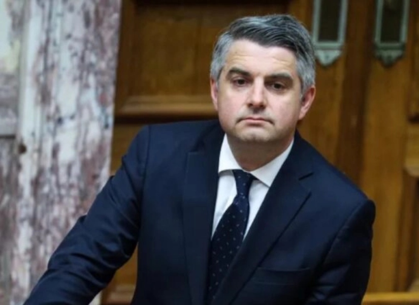 Ο Οδυσσέας Κωνσταντινόπουλος παραιτείται από βουλευτής μετά τη διαγραφή του, παραδίδει την έδρα στο ΠΑΣΟΚ