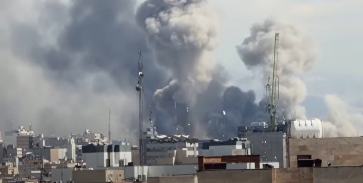 Το Ιράν εντείνει τις επιθέσεις του ως αντίποινα, ενώ οι Ηνωμένες Πολιτείες προειδοποιούν πως η σύγκρουση μπορεί να διαρκέσει πολύ.