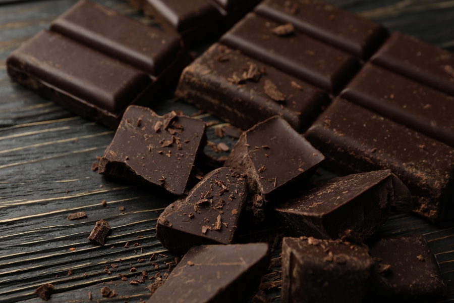 Η θεοβρομίνη της μαύρης σοκολάτας μπορεί να επιβραδύνει τη γήρανση – Τι δείχνουν οι έρευνες