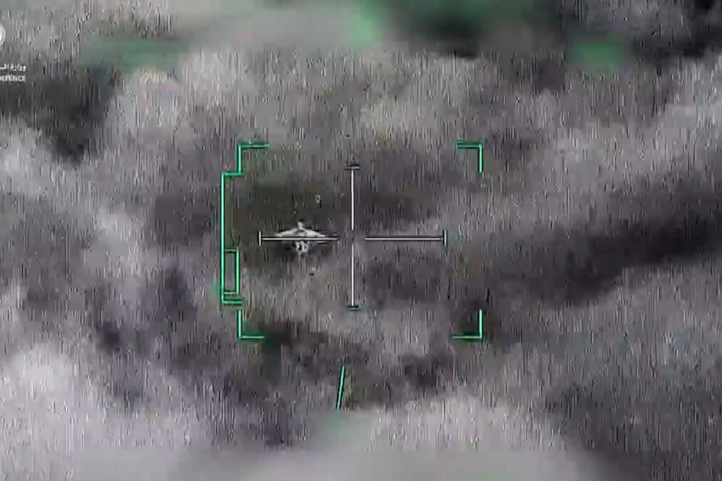 ΗΑΕ: Δημοσίευσαν βίντεο που καταρρίπτουν ιρανικά drones με ελικόπτερα Apache