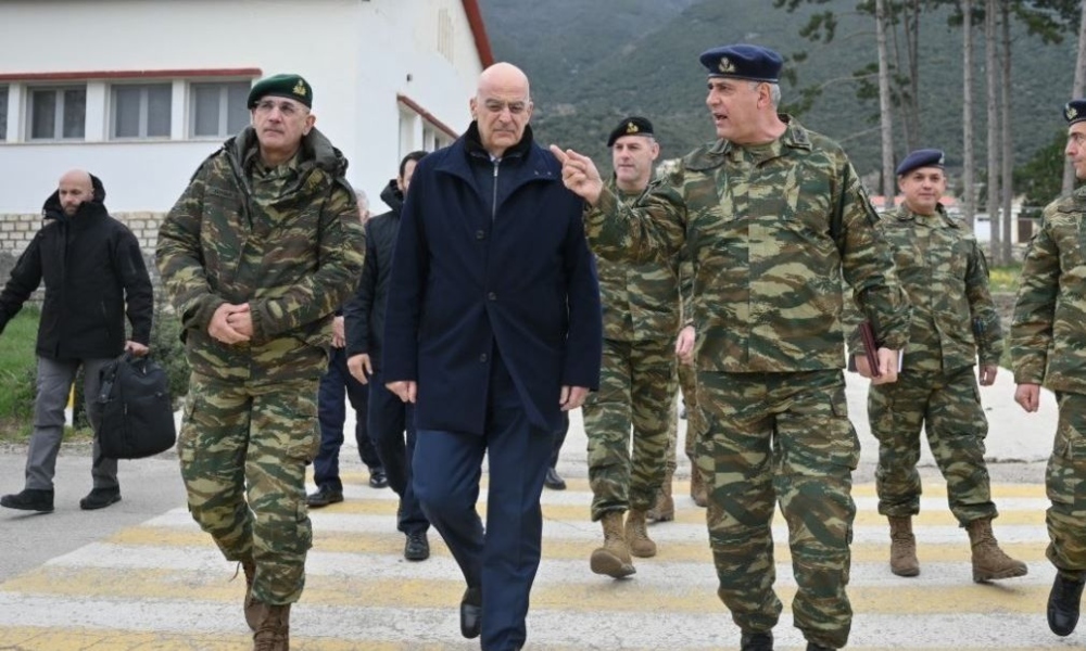 Ο Δένδιας επισκέφτηκε απροειδοποίητα το 625 Μ/Π ΤΠ στα Ιωάννινα