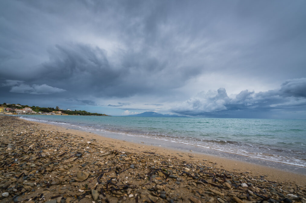 Καιρός: Συννεφιά με τοπικές βροχές – Έρχονται καταιγίδες την επόμενη εβδομάδα