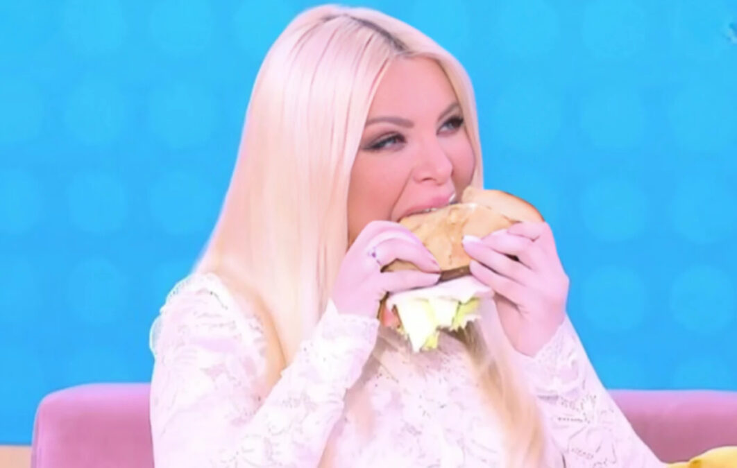 Κατερίνα Καινούργιου: «Γιατί με δείχνεις ρε παιδάκι μου;» 