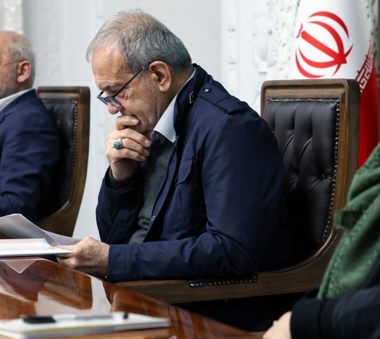 «Πόλεμος» Πεζεσκιάν – Φρουρών της Επανάστασης για τον έλεγχο του πολέμου και της οικονομικής διαχείρισης στο Ιράν