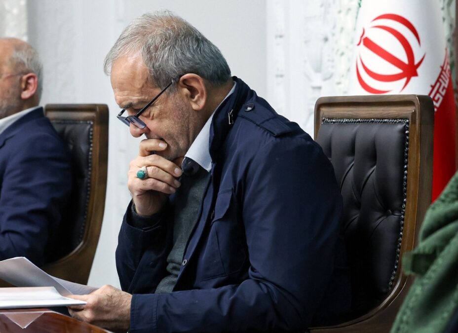 Ιράν: Ο Πεζεσκιάν «δείχνει» τις ΗΠΑ για τον υψηλό πληθωρισμό – «Ο αποκλεισμός αύξησε το κόστος των προϊόντων»
