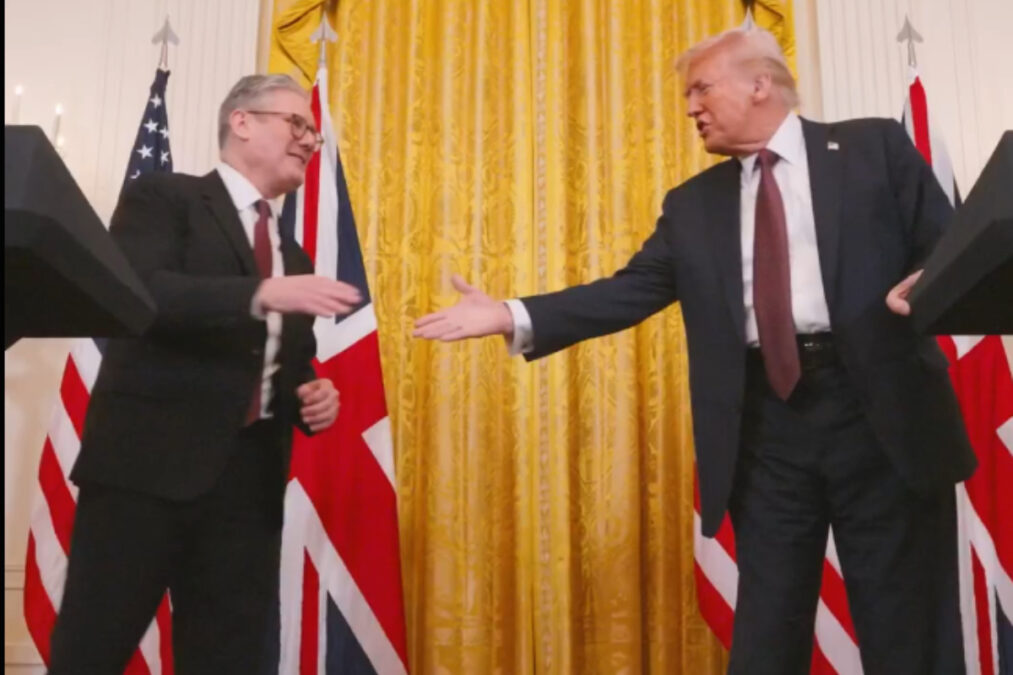 Τραμπ: Τηλεφωνική συνομιλία με τον Κιρ Σταρμερ για τις εξελίξεις στη Μέση Ανατολή