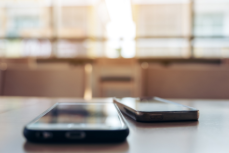 Unesco: Σχεδόν 6 στις 10 χώρες παγκοσμίως απαγορεύουν τη χρήση κινητών τηλεφώνων στο σχολείο