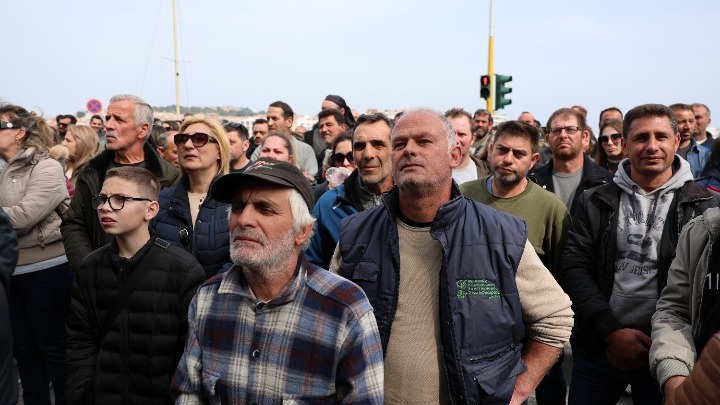 Σε αποκλεισμό του λιμανιού της Μυτιλήνης προχωρούν οι κτηνοτρόφοι της Λέσβου