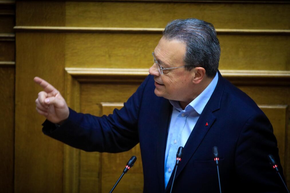 «Πυρά» Φάμελλου κατά Λαζαρίδη: Αντί να ζητήσει συγγνώμη και να παραιτηθεί, τολμά να κουνά το δάχτυλο στον ελληνικό λαό και να προβάλει γελοίες δικαιολογίες