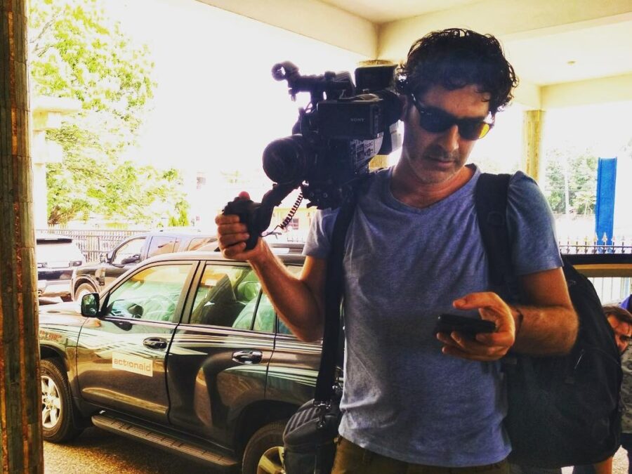 Χριστόφορος Παπακαλιάτης: Στην αντεπίθεση για τις αντιδράσεις για το το gay φιλί στο «Κλείσε τα μάτια»