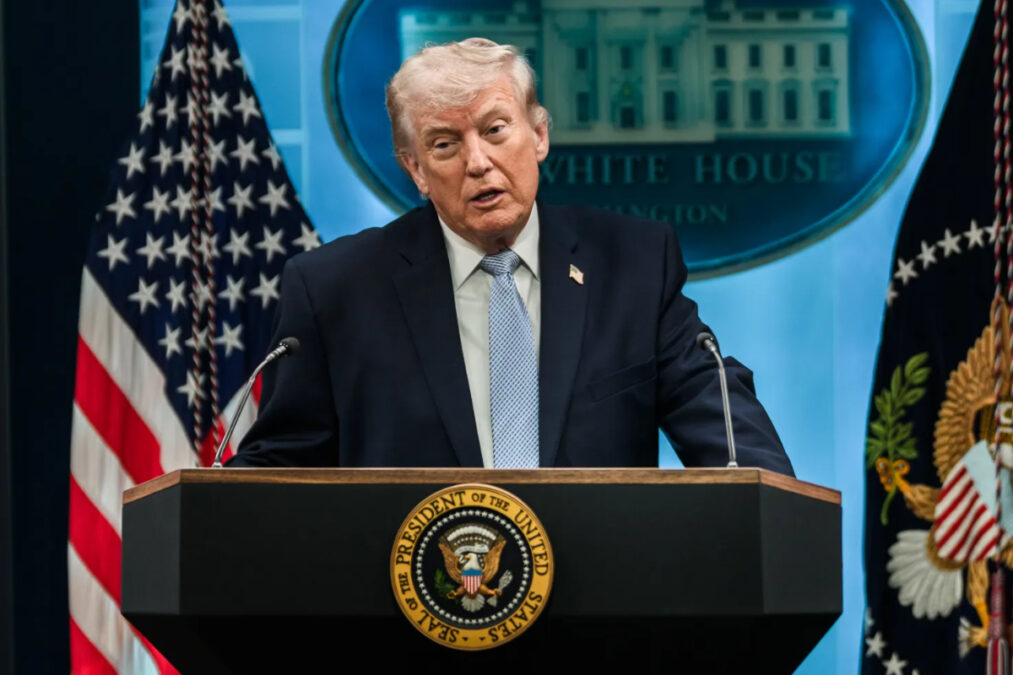 Τραμπ: Νέες απειλές κατά του ιρανικού πολεμικού ναυτικού αν πλησιάσουν την αποκλεισμένη περιοχή