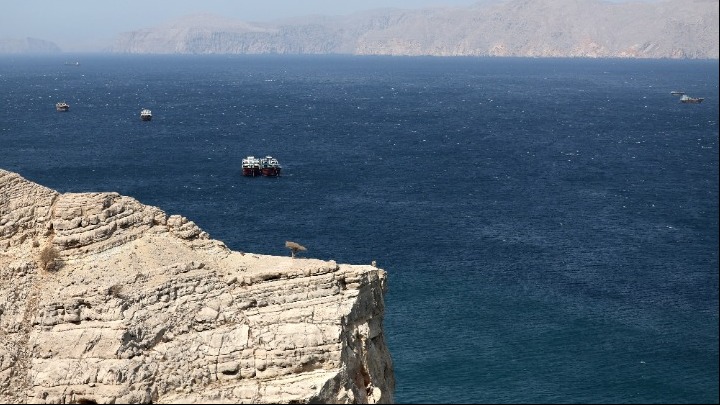 Αμερικανικό πολεμικό πλοίο ανέκρουσε πρύμναν μετά την προειδοποίηση ότι θα δεχτεί επίθεση αν διασχίσει τα Στενά του Ορμούζ